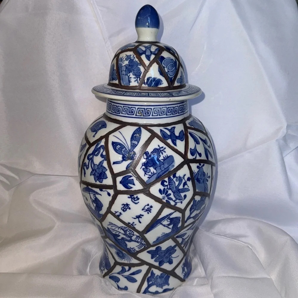 Chinese Blue and White Lidded Jar Hand Painted with Floral and Leaf